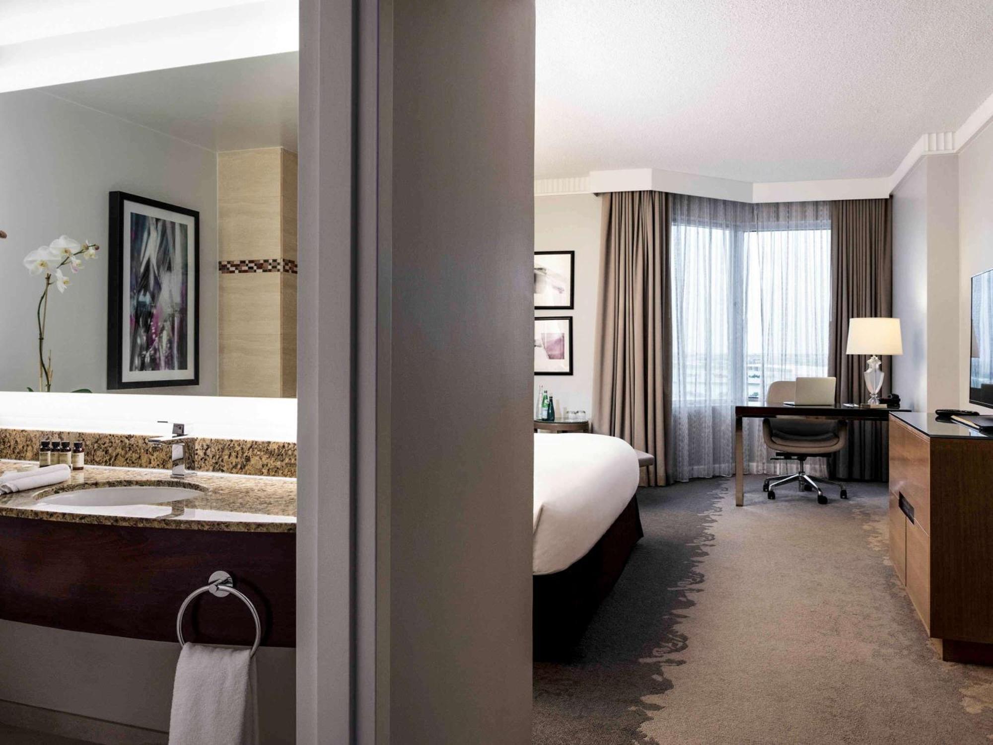 Luxury King Room Roll Shower Bath Tub Mobility Accessible