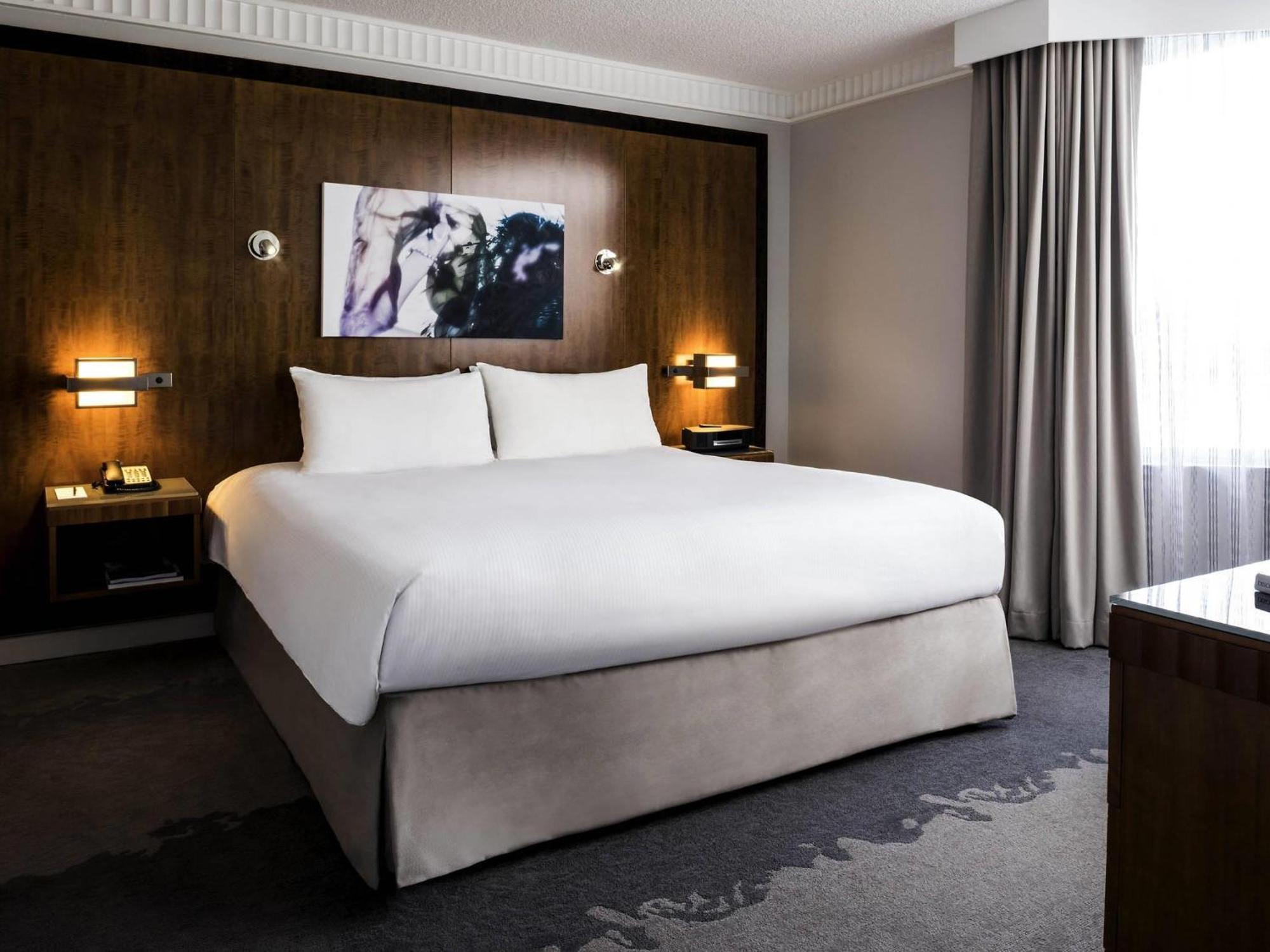 Luxury King Room Roll Shower Bath Tub Mobility Accessible